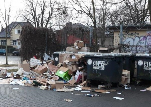 Illegale Ablagerung von Altpapier neben einem Müllcontainer in Hohen Neuendorf (Brandenburg). Dort wurden die Container inzwischen entfernt.