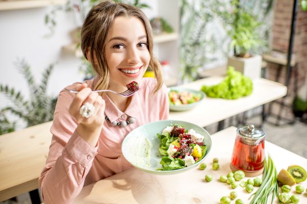 Frau in Kantine mit gesundem Essen