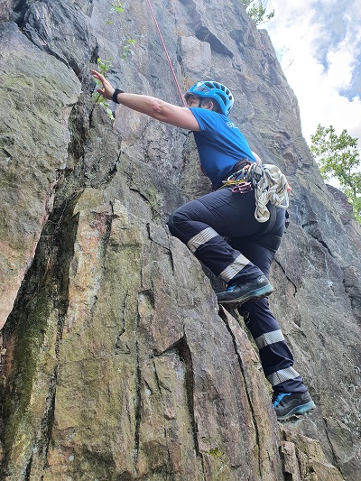 Kletterin am Steilhang