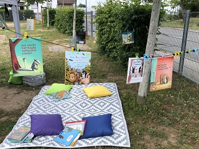 Bücher am Spielplatz