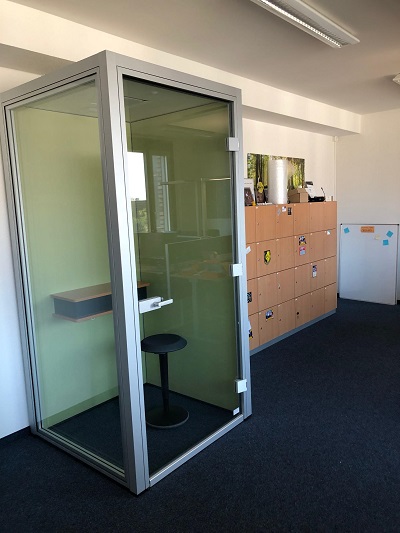 Telefonzelle im Büro