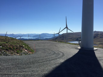 Windräder inmitten der Natur sind in Norwegen ein häufiger Anblick. 