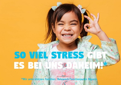 Kind zeigt mit Fingern, dass wenig Stress zuhause herrscht