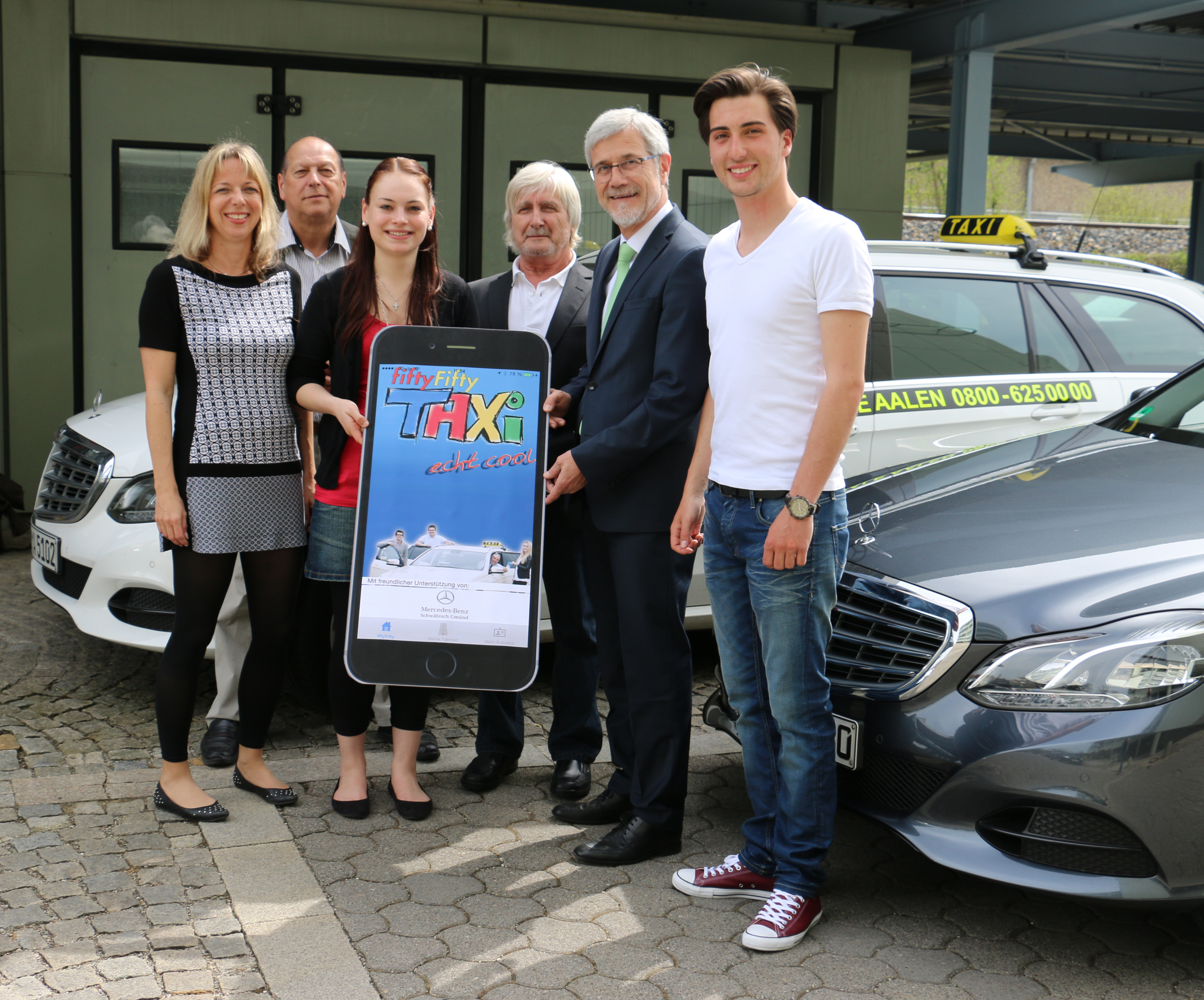 Michaela Conrad (l.) mit Michael Altinger, Selina Graf, Dieter Kurtzke, Landrat Klaus Pavel und Yannick Haas