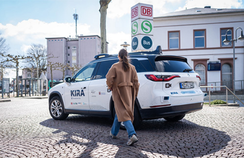 Auf dem ersten Blick ein ganz normales Fahrzeug: Aber einen Fahrer braucht der Kira-PKW nicht.