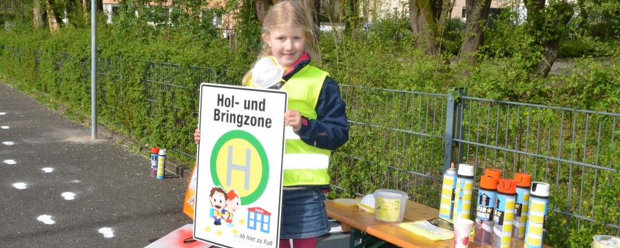 Hol- und Bringzonen sollen Elterntaxis von der Schule fernhalten.