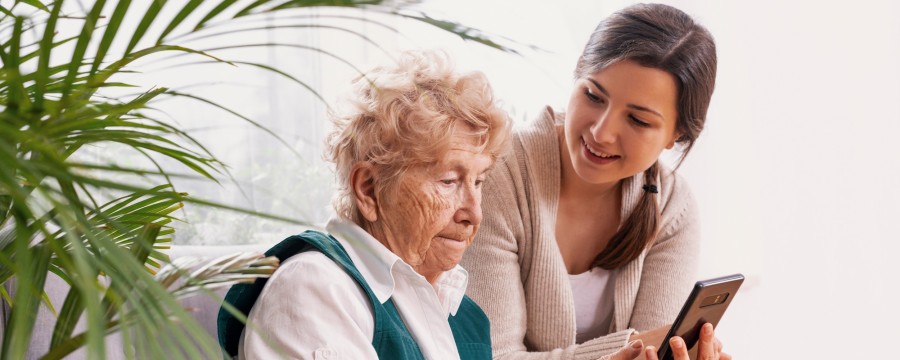 Junge Frau und Seniorin