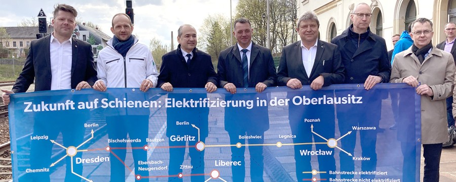 Holm Große (3.v.r.) kämpft für die Elektrifizierung der überregionalen Bahnstrecken.