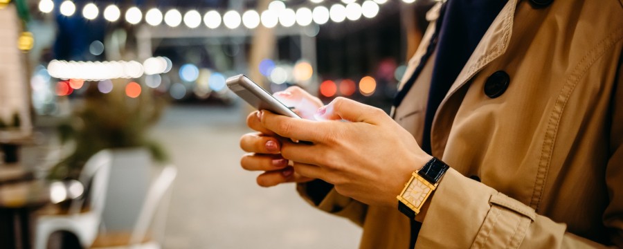 Frau mit Smartphone in der Stadt