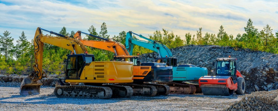 Bauhof mit Baumaschinen