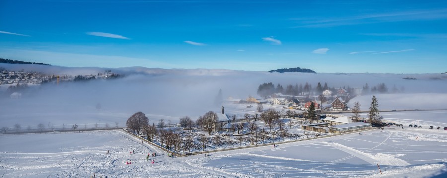 Einsiedeln in der Schweiz - hier gibt es noch echten Schnee, aber wenn er fast aussieht wie Watte von aufsteigendem Nebel 