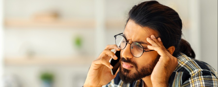 Mann telefoniert