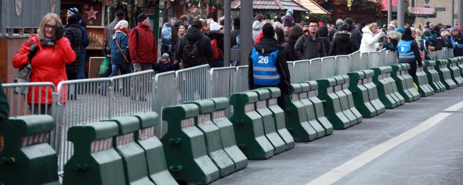 Betonklötze - wie hier in Dresden - gehören zum Sicherheitskonzept von immer mehr Veranstaltungen - trotzdem  reichen die Anti-Terror-Maßnahmen oft nicht - so werden Feste aus Sicherheitsgründen aktuell reihenweise abgesagt