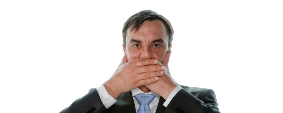 Verschwiegenheitspflicht: Mann hält sich Hände vor den Mund
