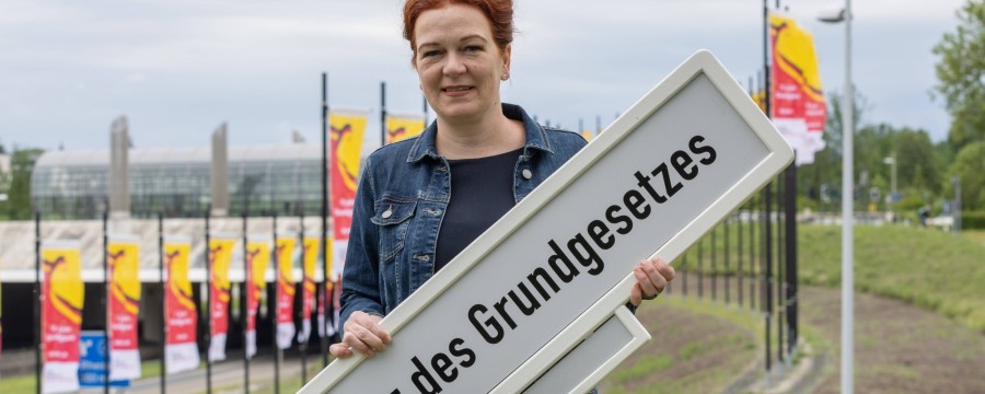 In Bonn hat die Stadtverwaltung bzw die Stadtwerke über die Einführung einer Wohnflächensteuer nachgedacht. Die Oberbürgermeisterin , Katja Dörner, (hier bei der Einweihung des Platz des Grundgesetzes in Bonn) erhielt dafür viel Kritik. Heute nun ruderte ein Sprecher der Stadtverwaltung zurück