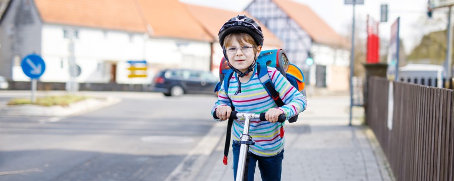 Junge auf Tretroller