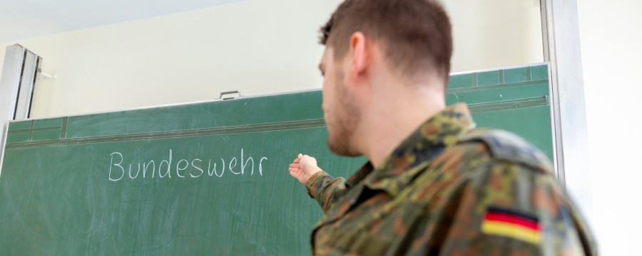 Bundeswehrsoldat in der Schule an der Tafel