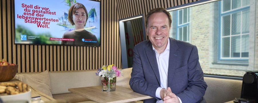 Oberbürgermeister Stephan Keller im Karrierebus der Stadt Düsseldorf