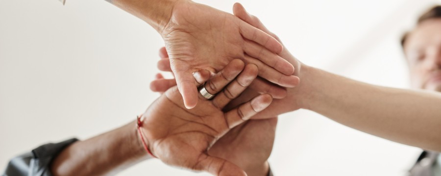 Vier Händer zusammen