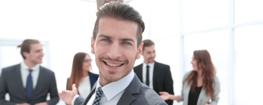 Glücklicher Beamter und Kollegen im Hintergrund