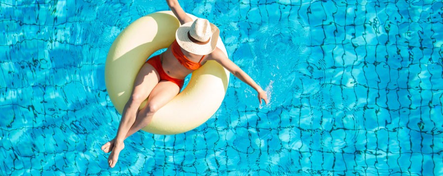 Freibad: Frau im Schwimmreifen