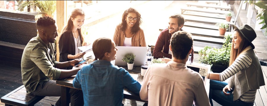 Menschen diskutieren in Genossenschaft (Symbolbild)