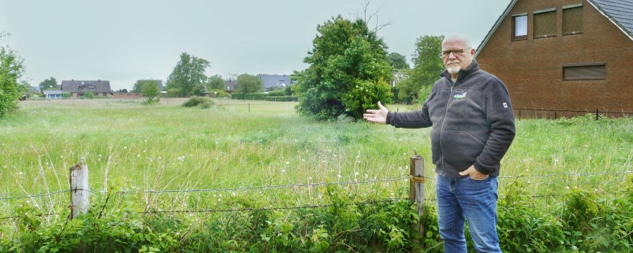 Bürgermeister Ernst Hansen vor der Pferdekoppel, die seit 10 Jahren auf ihre Häuser wartet.