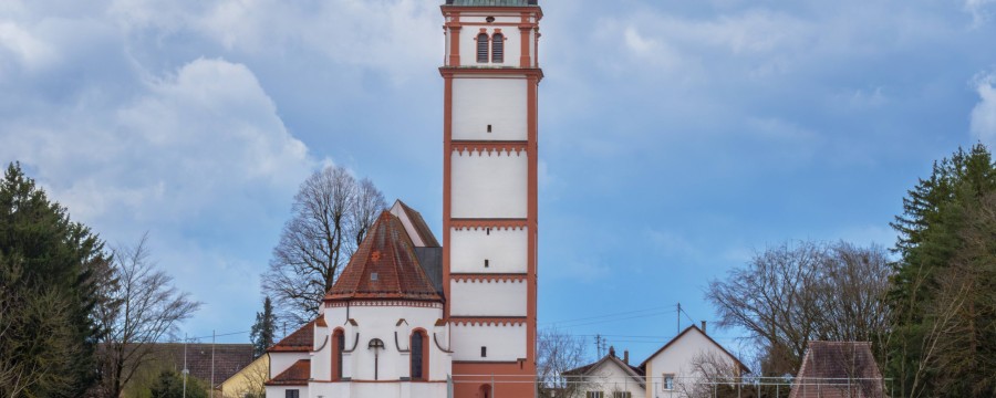 Lamerdingen im Ostallgäu (hier die Pfarrkirche zu sehen) kehrt wieder zu einem Ehrenamtlichen Bürgermeister zurück - das sind die Gründe