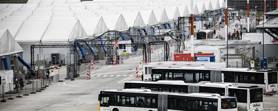 Eine der teuersten Flüchtlingsunterkünfte Deutschlands in Berlin-Tegel - wo früher der Flughafen war, wohnen jetzt Menschen unter teils fragwürdigen Bedingungen - obwohl allein im Jahr 2023 rund 300 Millionen Euro in die Anlage flossen