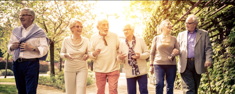 Ältere Menchen unterwegs