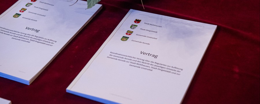 Auf dem Papier ist eine Gemeindefusion schnell besiegelt - in der Kommune kann sie zur Aushölung der Demokratie führen (im Bild: Vertrag zur Gemeindefusion von Anrode mit Dingelstädt und Unstruttal mit Mühlhausen in Thüringen) 