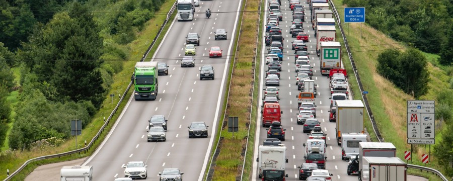 Stau auf der A8 München Richtung Salzburg - bisher fuhren viele Autofahrer dann über die Dörfer - doch das ist jetzt verboten!