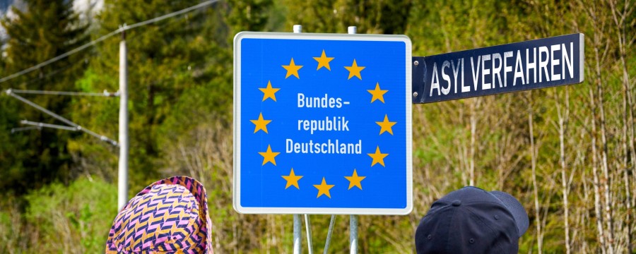 Leistungen für Asylbewerber und Flüchtlinge nur noch als Darlehen? Zwei Landräte entfachen eine Diskussion