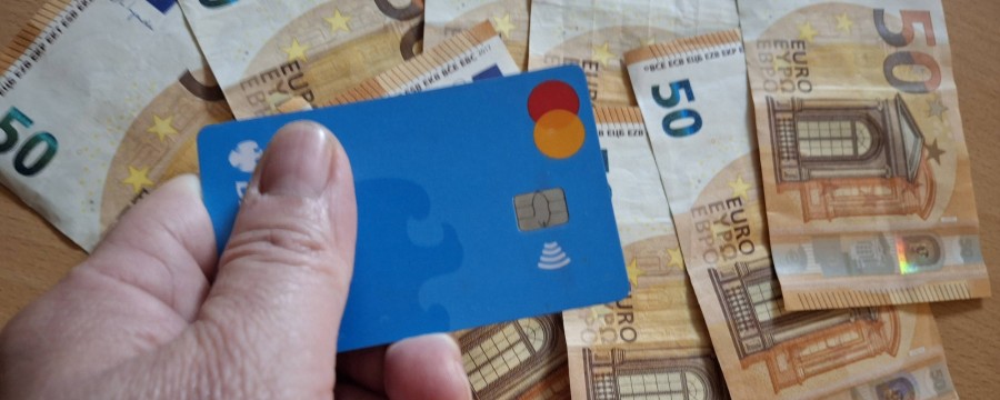 Die Bezahlkarte für Flüchtlinge weist immer noch Lücken auf - Linke und Grüne Aktivisten versuchen, den Sinn der Karte zu konterkarieren