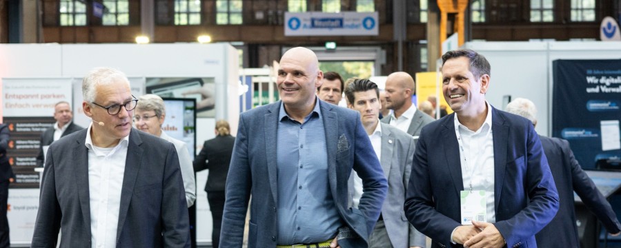 Rundgang mit dem Schirmherren der Messe KOMMUNAL, Niedersachsens Ministerpräsident Olaf Lies (rechts), auf dem Messegelände. In der Mitte: KOMMUNAL-Chefredakteur Christian Erhardt-Maciejewski und links im Bild: Marco Trips, Präsident den NSGB, der ebenfalls Partner der Messe war 