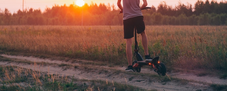E-Scooter-Fahren auf landwirtschaftlichen Wegen 