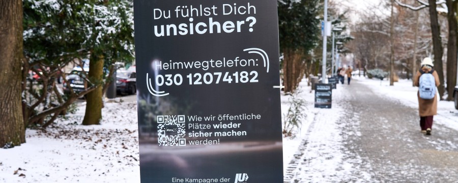 Ein Plakat mit der Aufschrift Du fühlst dich unsicher? und einer Notrufnummer für das Heimwegtelefon- eine Kampagne der Jungen Union in Bayern will für mehr Sicherheit sorgen