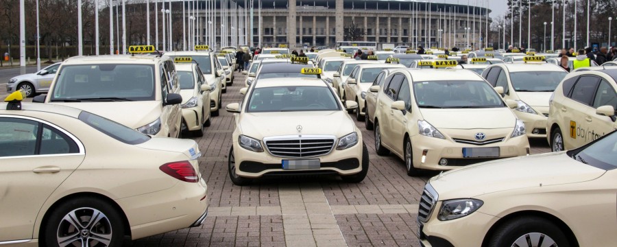 Uber und co machen Kommunen das Leben schwer - weil diese fürchten, der ÖPNV werde gefährdet - hier zu sehen: Taxifahrerdemo in Berlin