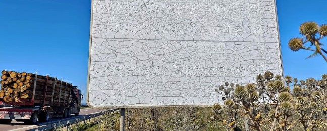 Touristisches Hinweisschild verblasst an der Autobahn