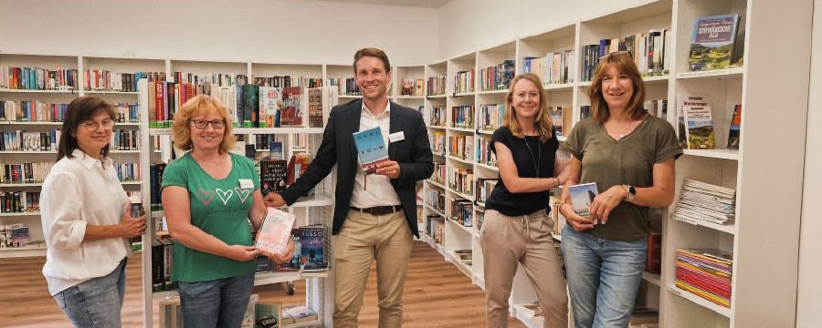 Dennis Eberle bei seinem Bürgermeister-Praktikum in der ehrenamtlich geführten Bücherei der Gemeinde Salach