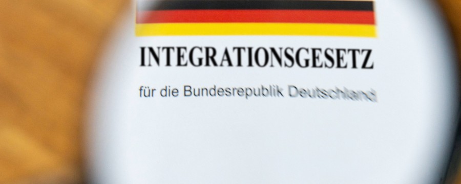 Die Arbeitspflicht für Flüchtlinge bleibt umstritten - wird aber von immer mehr Kreisen eingeführt - wir zeigen die Argumente und die rechtlichen Rahmenbedingungen