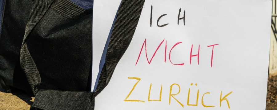 Abschiebung: Tasche mit Zettel: Ich nicht zurück.