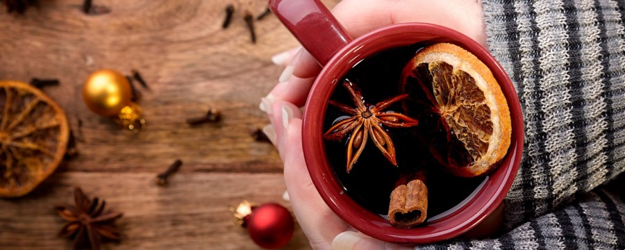 Glühwein ist fester Bestandteil eines jeden Weihnachtsmarktes - doch die werden wegen hoher Sicherheitsauflagen immer häufiger abgesagt oder gar nicht erst genehmigt - was tun? Ein Interview mit Lösungsansätzen