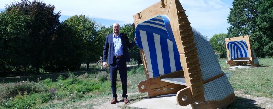 Vom Kohlerevier zur Top-Lage - Die Strandkörbe in Braunkohlebaggerschaufeln zeigen die Bewegung - Stadtentwicklung hat Nörvenich nach vorne gebracht