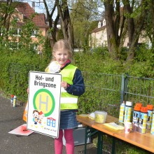 Hol- und Bringzonen sollen Elterntaxis von der Schule fernhalten.