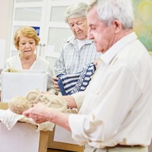 Ehrenamt: Senioren sortieren Kleiderspenden