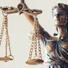 Justitia mit zwei Waagschalen als Symbol für Gerechtigkeit und Rechtspflege