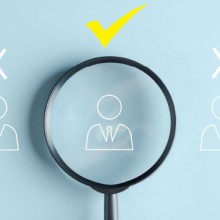 Mitarbeiter gesucht - Lupe als Symbolbild