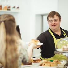 Mensch mit Behinderung im Cafe