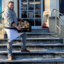 Der Syrer Baha Mifleh vor der Bäckerei, in der er arbeitet.